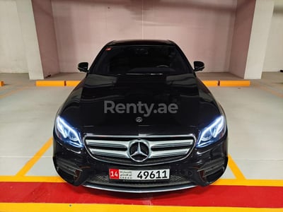 Negro Mercedes E300 Class en alquiler en Abu-Dhabi 0