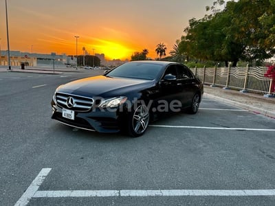 Noir Mercedes E400 en location à Abu-Dhabi 0