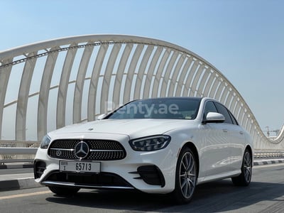 Blanco Mercedes E Class en alquiler en Abu-Dhabi 1