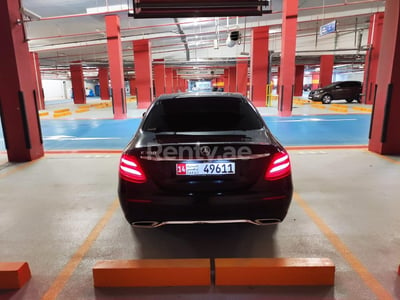 Negro Mercedes E300 Class en alquiler en Sharjah 1