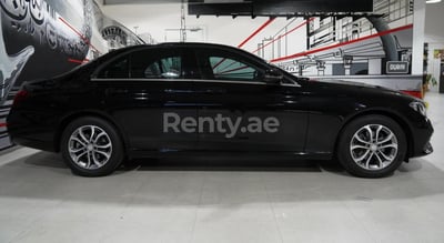 Schwarz Mercedes E 200 zur Miete in Abu-Dhabi 0