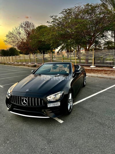 Schwarz Mercedes E450 Convertible zur Miete in Abu-Dhabi 0