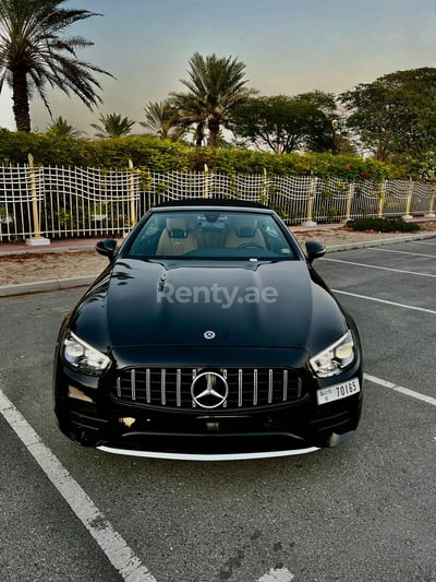 Schwarz Mercedes E450 Convertible zur Miete in Dubai 1