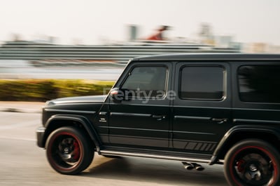 Negro Mercedes G class en alquiler en Abu-Dhabi 1