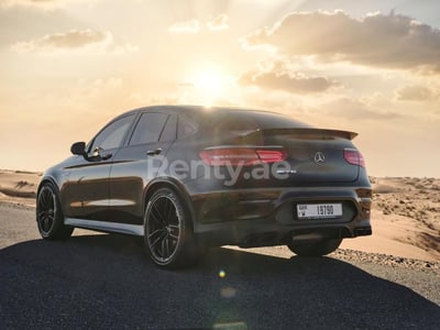 أسود Mercedes GLC-S للإيجار في أبو ظبي 1