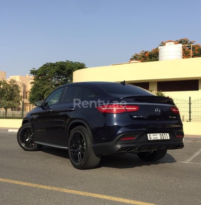 Negro Mercedes GLE 63AMG en alquiler en Abu-Dhabi 0