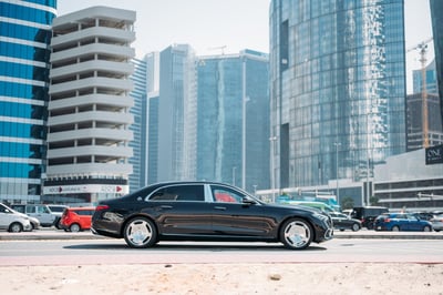 Schwarz Mercedes Maybach S580 zur Miete in Dubai 0