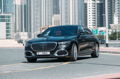 Negro Mercedes Maybach S580 en alquiler en Sharjah 1