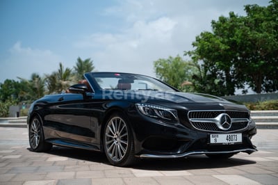 Schwarz Mercedes S 500 Cabrio zur Miete in Abu-Dhabi 0