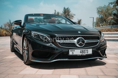 Negro Mercedes S 500 Cabrio en alquiler en Sharjah 1