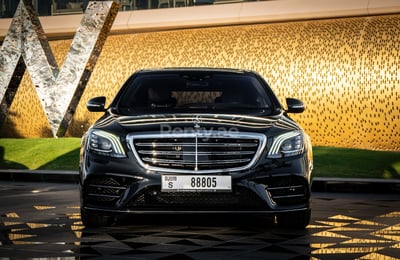 在迪拜租赁黑色 Mercedes S 560 4matic 0