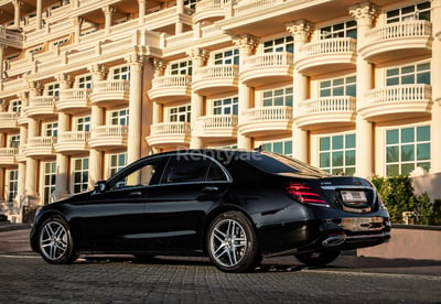 Schwarz Mercedes S 560 4matic zur Miete in Sharjah 1