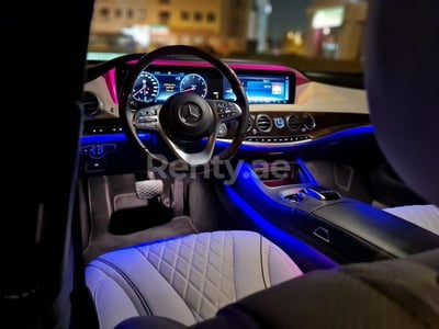 Schwarz Mercedes S 560 zur Miete in Sharjah 0