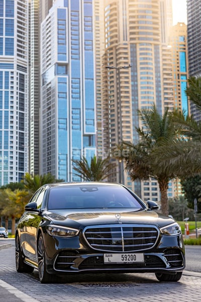 أسود Mercedes S500 2022 للإيجار في دبي 0