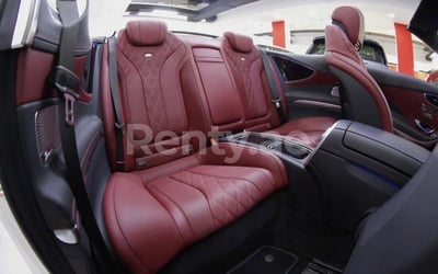 Черный Mercedes S500 Cabriolet в аренду в Дубай 1