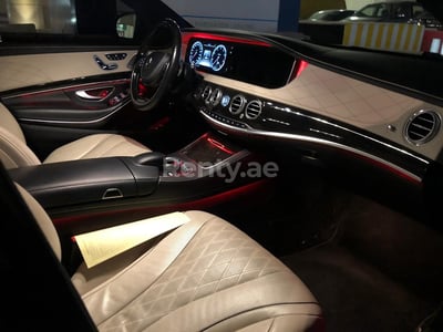 Schwarz Mercedes S Class zur Miete in Abu-Dhabi 0