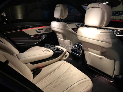 Schwarz Mercedes S Class zur Miete in Abu-Dhabi 1