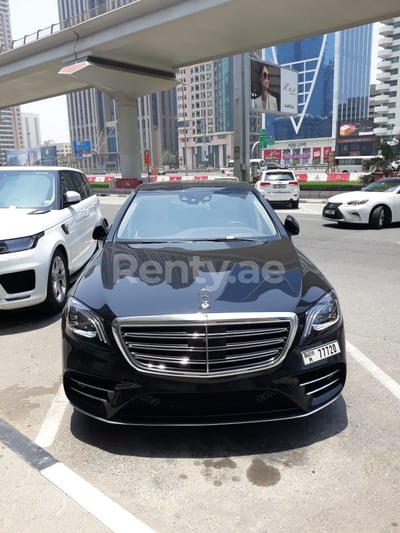 Noir Mercedes S Class en location à Dubai 1