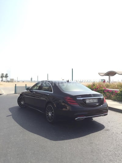 Noir Mercedes S Class en location à Dubai 0