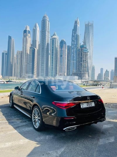 Noir Mercedes S Class en location à Dubai 1