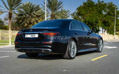 Negro Mercedes S500 en alquiler en Abu-Dhabi 1