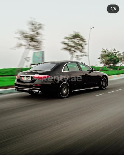 Schwarz Mercedes S500 Class zur Miete in Sharjah 0