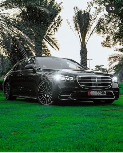 Schwarz Mercedes S500 Class zur Miete in Sharjah 1