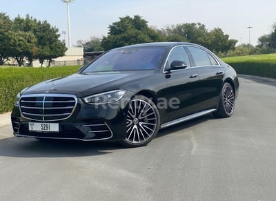 أسود Mercedes S Class(223) للإيجار في أبو ظبي 1