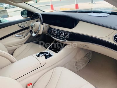 Schwarz Mercedes S Class zur Miete in Abu-Dhabi 1