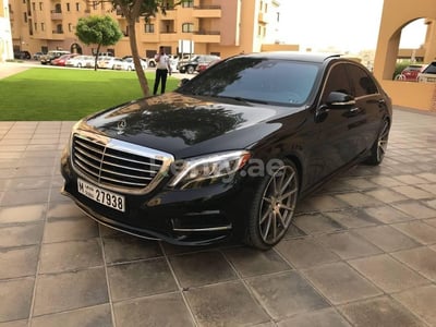 Noir Mercedes S550 en location à Dubai 0