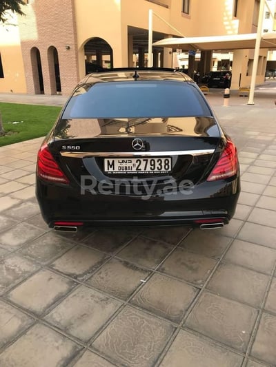 Noir Mercedes S550 en location à Dubai 1