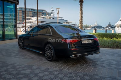 Schwarz Mercedes S500 zur Miete in Abu-Dhabi 1