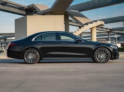 أسود Mercedes S500 للإيجار في دبي 1