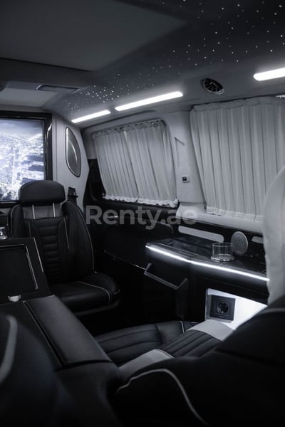 Noir Mercedes Vito VIP Maybach en location à Abu-Dhabi 1