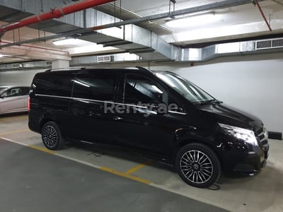 Negro Mercedes V250 en alquiler en Abu-Dhabi 0