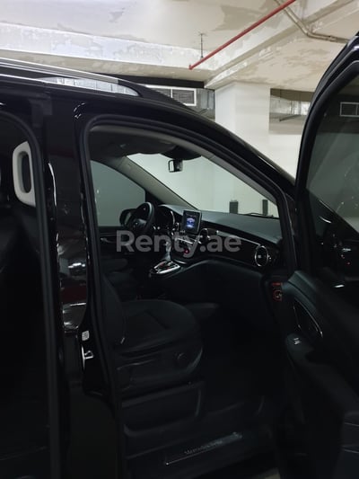 Black Mercedes V250 for rent in Abu-Dhabi 1