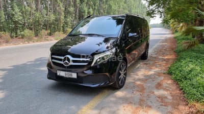 أسود Mercedes V250 full option للإيجار في دبي 1