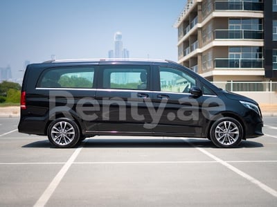 Negro Mercedes V250 en alquiler en Sharjah 0