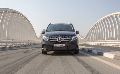 Черный Mercedes V250 в аренду в Абу-Даби 0