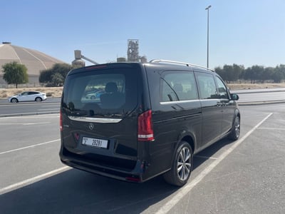 Negro Mercedes V250 en alquiler en Abu-Dhabi 1