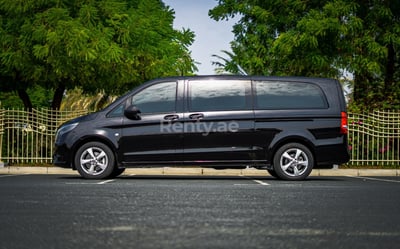 أسود Mercedes Vito  Class للإيجار في دبي 1