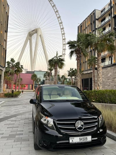 أسود Mercedes Vito VIP للإيجار في دبي 0