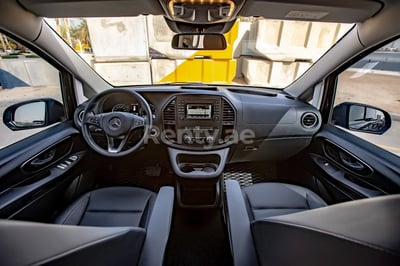 أسود Mercedes VITO للإيجار في أبو ظبي 1