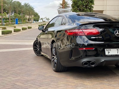 Schwarz Mercedes-Benz E53 AMG zur Miete in Sharjah 0