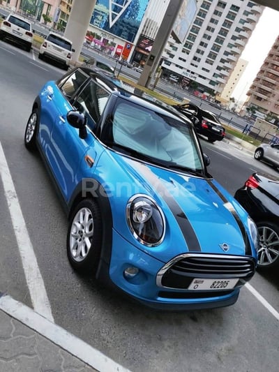 Noir Mini Cooper en location à Sharjah 0