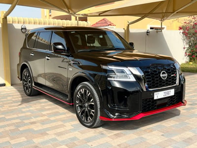 Schwarz Nissan Patrol NISMO zur Miete in Dubai 1