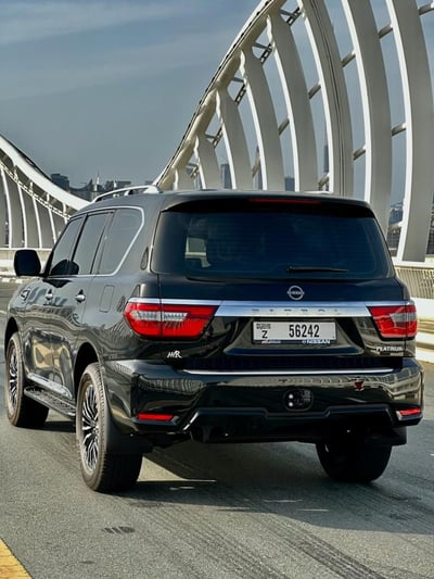 Schwarz Nissan Patrol Platinum zur Miete in Sharjah 1