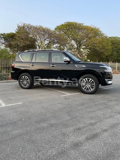 Negro Nissan Patrol Platinium en alquiler en Dubai 0