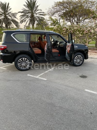 Schwarz Nissan Patrol Platinium zur Miete in Dubai 1