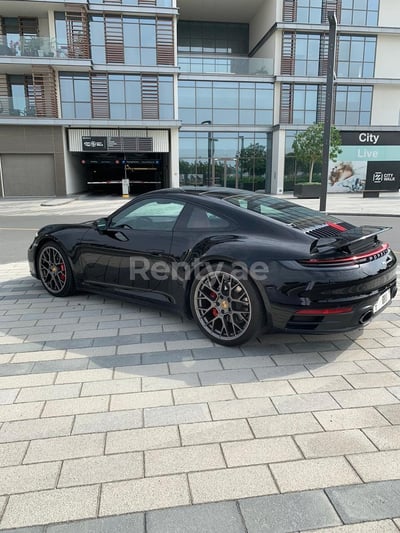 Nero Porsche 911 Carrera S in affitto a Abu-Dhabi 0